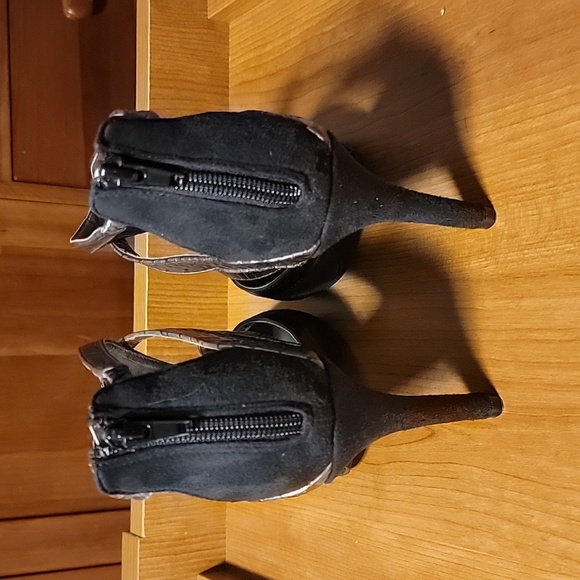 Black and metallic faux snakeskin trimmed high heeled shoes - Picture 3 of 4